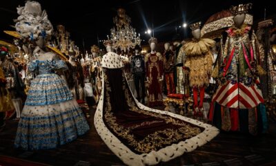 - Varias piezas de la gran exposición dedicada a las colecciones de alta costura más famosas de la firma italiana Dolce & Gabanna en el Grand Palais, a falta de dos semanas para el pistoletazo de salida de la Semana de la Moda de París. EFE/MOHAMMED BADRA