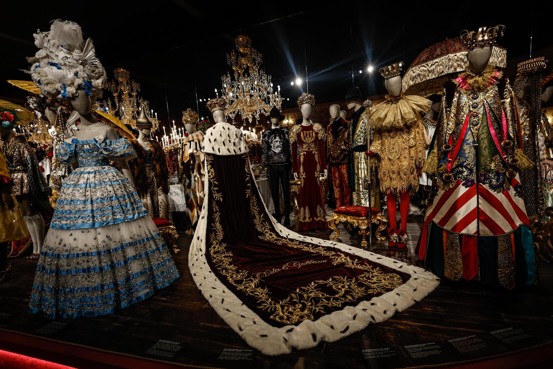 - Varias piezas de la gran exposición dedicada a las colecciones de alta costura más famosas de la firma italiana Dolce & Gabanna en el Grand Palais, a falta de dos semanas para el pistoletazo de salida de la Semana de la Moda de París. EFE/MOHAMMED BADRA