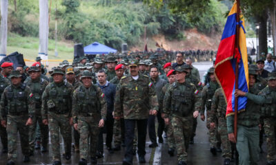 Fotografía cedida por el Palacio de Miraflores donde se observa al líder chavista Nicolás Maduro (c) durante ejercicios militares este miércoles, en Caracas (Venezuela). EFE/ Palacio de Miraflores