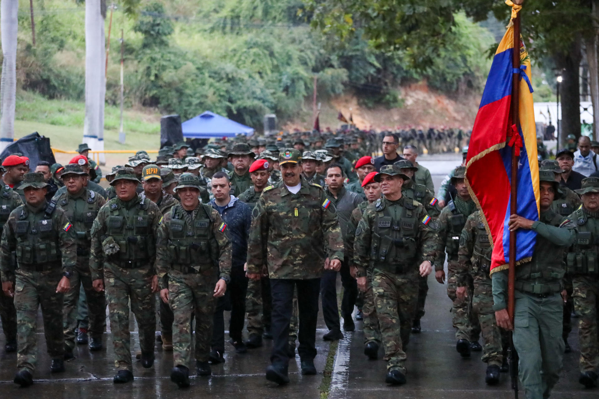 Fotografía cedida por el Palacio de Miraflores donde se observa al líder chavista Nicolás Maduro (c) durante ejercicios militares este miércoles, en Caracas (Venezuela). EFE/ Palacio de Miraflores