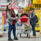 Fotografía de archivo del 8 de noviembre de 2024 de personas haciendo compras en un supermercado mayorista, en Buenos Aires (Argentina). EFE/Juan Ignacio Roncoroni