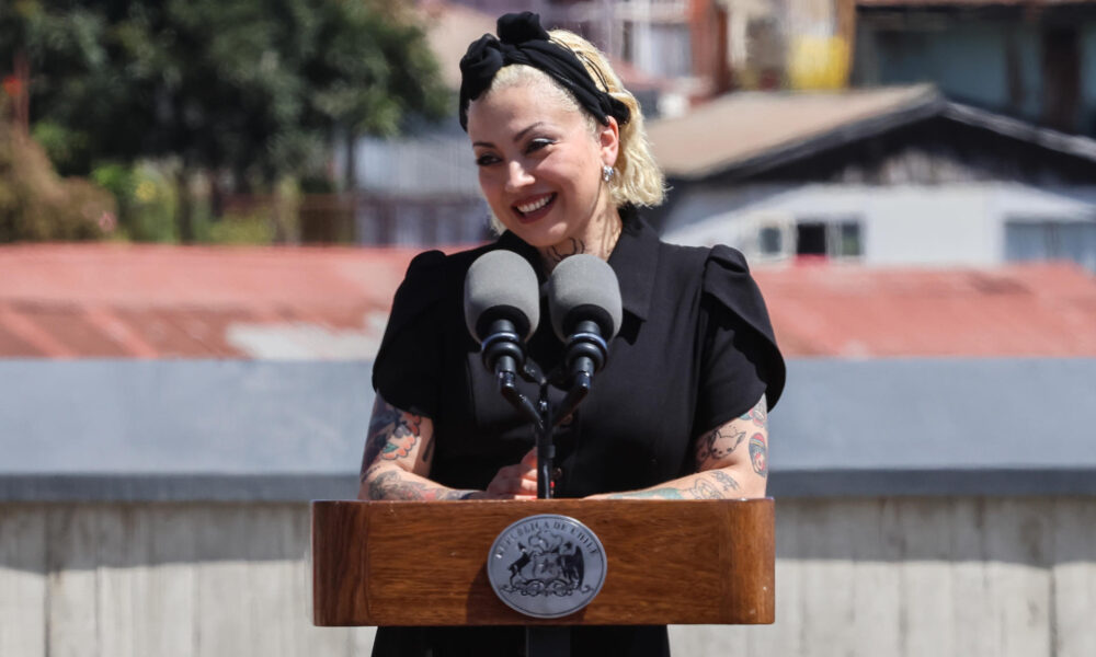 La artista Mon Laferte, habla durante la inauguración de la exposición "Te amo, Mon Laferte Visual" este martes, en el Parque Cultural de Valparaíso (Chile). EFE/ Cristóbal Basaure