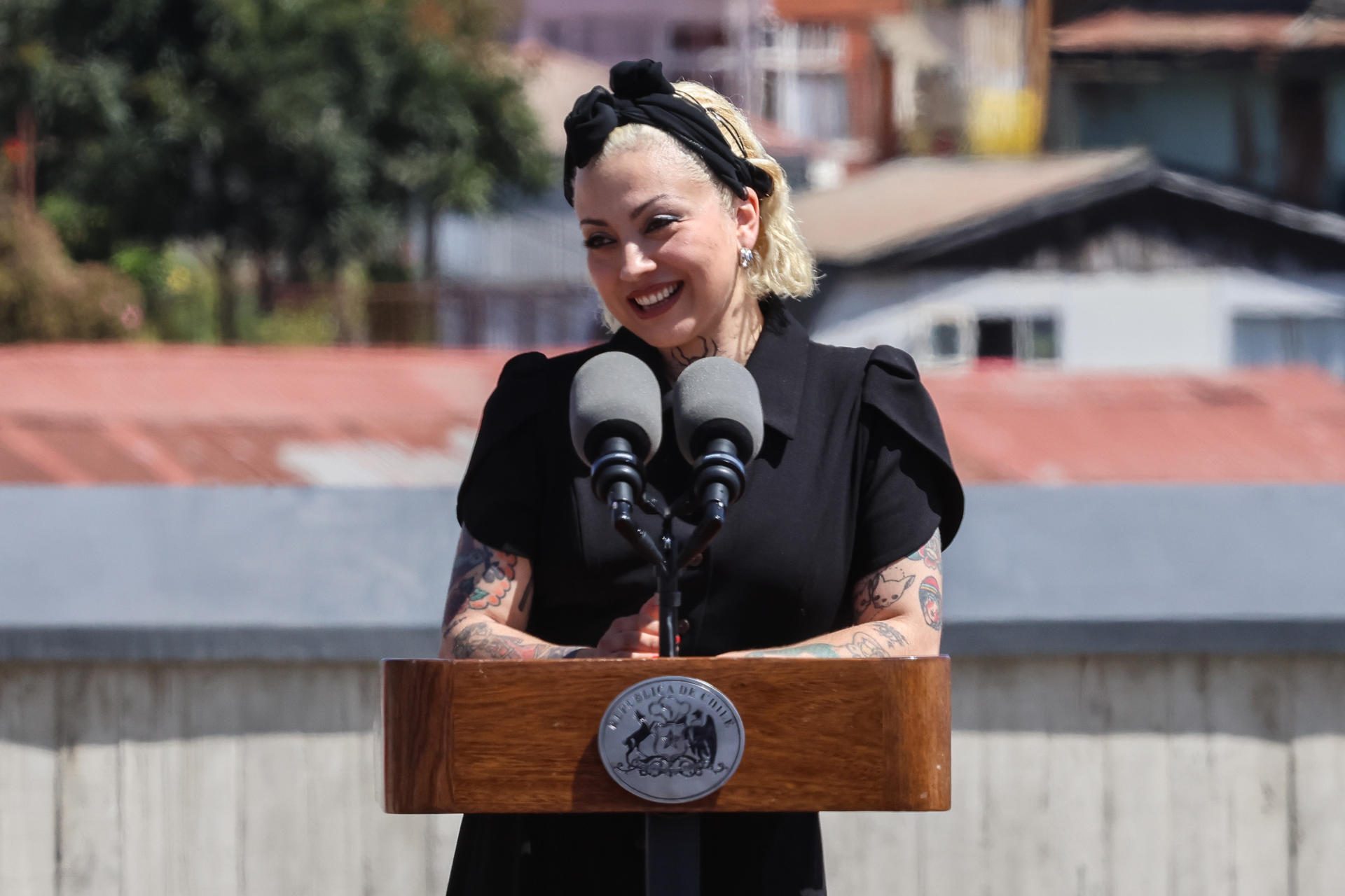 La artista Mon Laferte, habla durante la inauguración de la exposición "Te amo, Mon Laferte Visual" este martes, en el Parque Cultural de Valparaíso (Chile). EFE/ Cristóbal Basaure