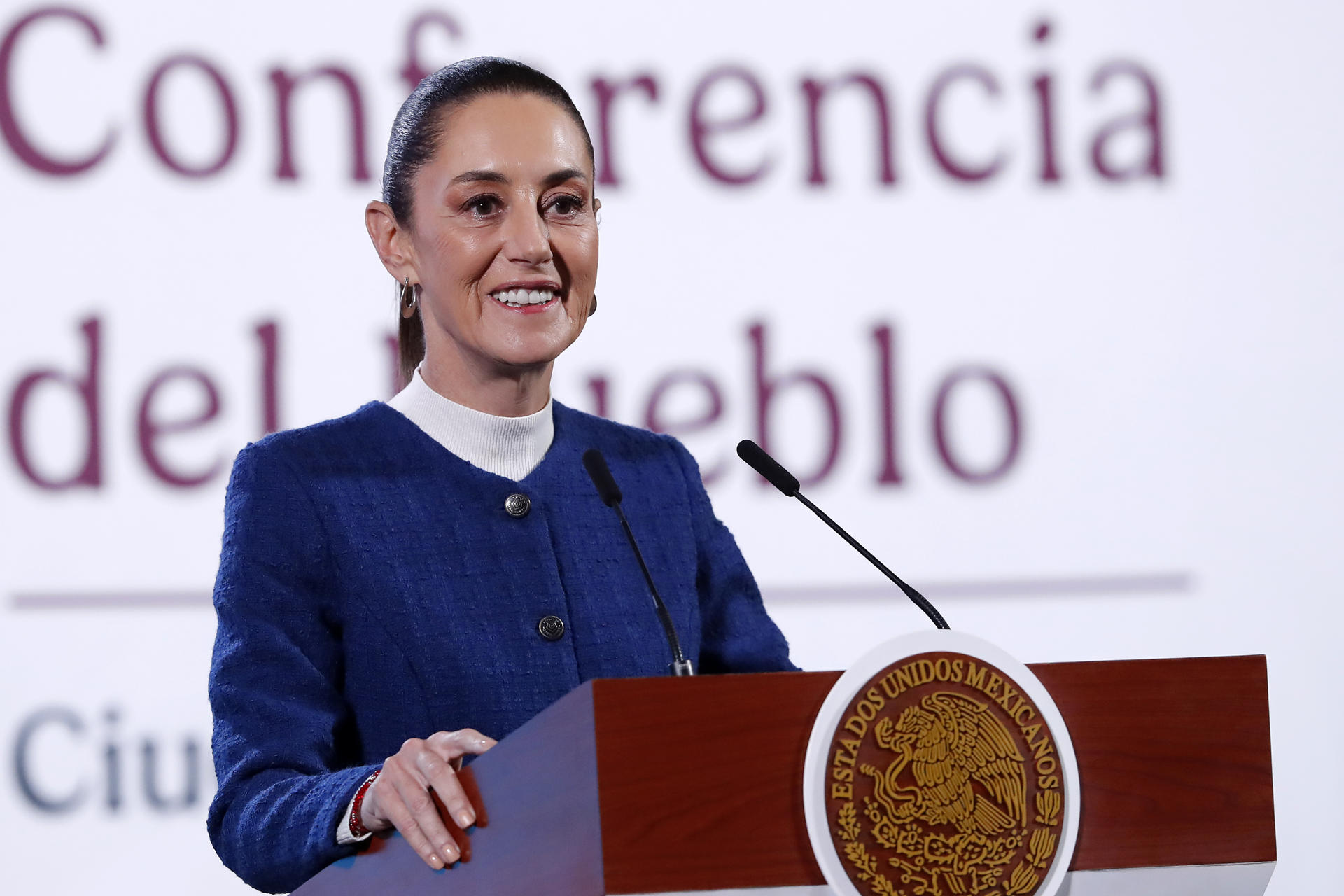 La presidenta de México, Claudia Sheinbaum, habla durante una rueda de prensa este miércoles, en Palacio Nacional en Ciudad de México (México). EFE/ Mario Guzmán