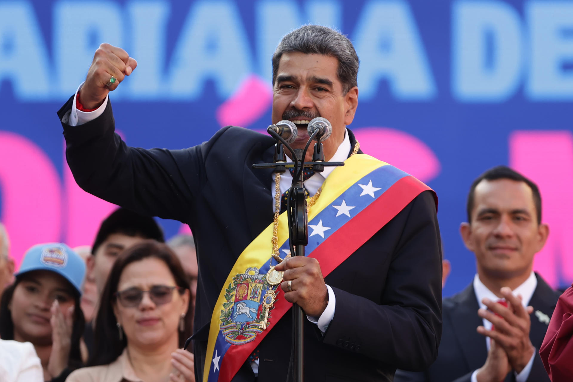 El líder chavista Nicolás Maduro pronuncia un discurso este viernes, en Miraflores a unos 74 km de Caracas (Venezuela). EFE/ Ronald Peña R.