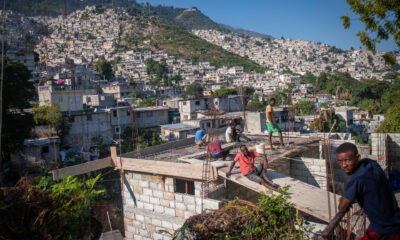 Hombres trabajan en la construcción de una casa este sábado, en las colinas de Petionville en Puerto Príncipe (Haití). EFE/ Johnson Sabin