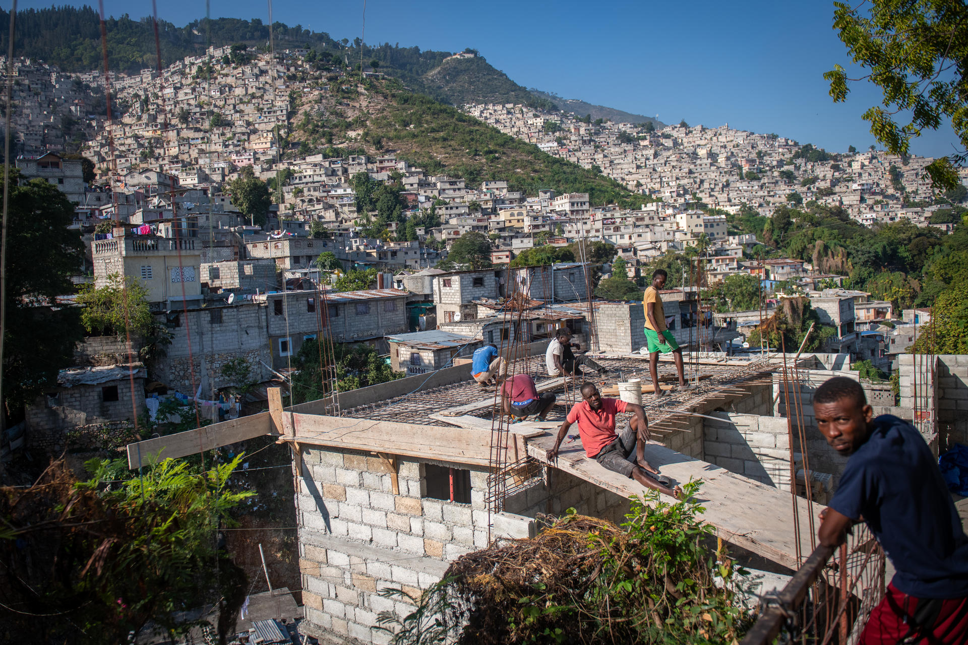 Hombres trabajan en la construcción de una casa este sábado, en las colinas de Petionville en Puerto Príncipe (Haití). EFE/ Johnson Sabin