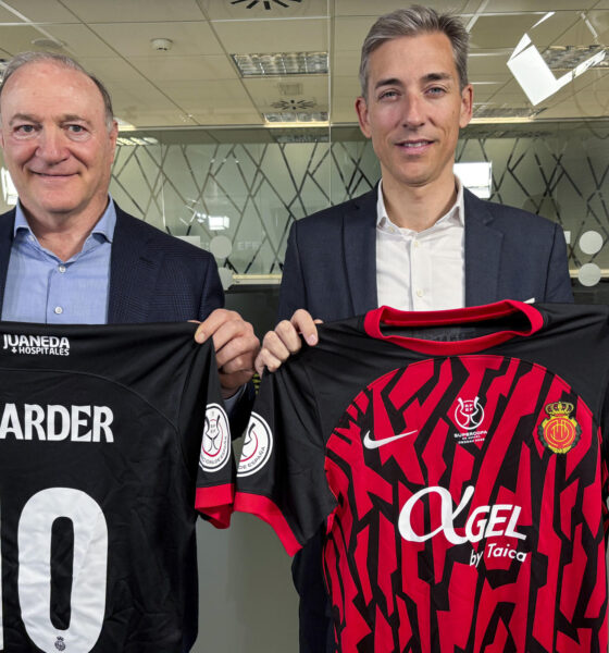 Alfonso Díaz (d), CEO del Mallorca, y el presidente y propietario del RCD Mallorca, Andy Kolhberg (i), durante la visita este jueves que ha realizado a la sede de la Agencia EFE en Madrid. La directiva del Mallorca no se plantea hacer ningún fichaje en el mercado de invierno al considerar que no hay necesidad, por contar con una plantilla muy compensada y que a la vista de los resultados deportivos de esta temporada, cuando algo va bien, es mejor no tocarlo. EFE/Leo Redondo