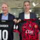 Alfonso Díaz (d), CEO del Mallorca, y el presidente y propietario del RCD Mallorca, Andy Kolhberg (i), durante la visita este jueves que ha realizado a la sede de la Agencia EFE en Madrid. La directiva del Mallorca no se plantea hacer ningún fichaje en el mercado de invierno al considerar que no hay necesidad, por contar con una plantilla muy compensada y que a la vista de los resultados deportivos de esta temporada, cuando algo va bien, es mejor no tocarlo. EFE/Leo Redondo