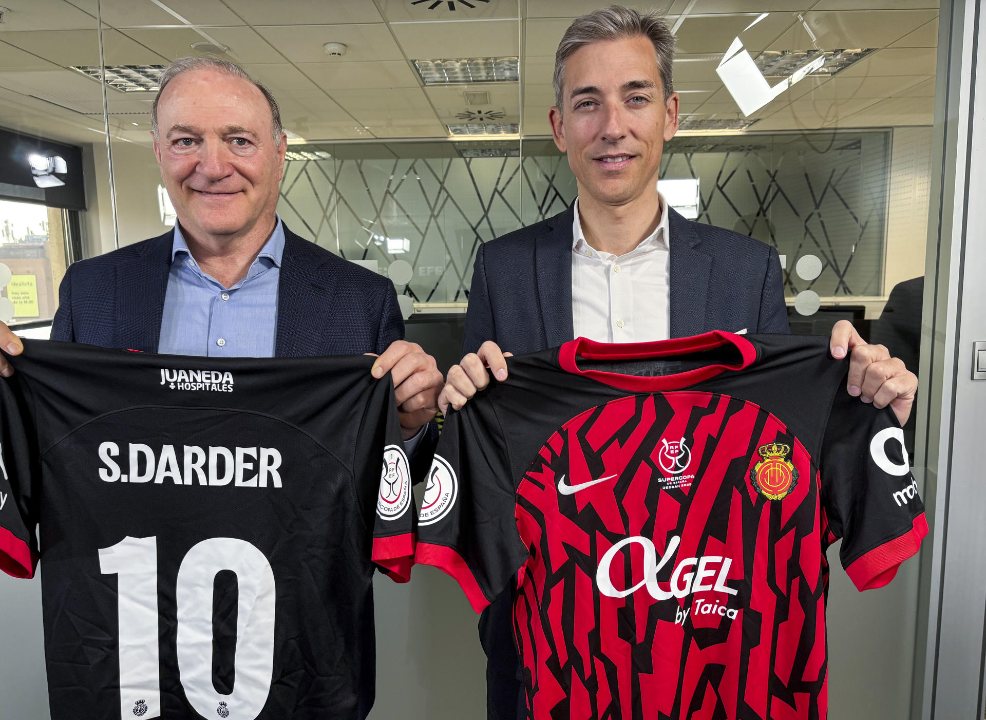 Alfonso Díaz (d), CEO del Mallorca, y el presidente y propietario del RCD Mallorca, Andy Kolhberg (i), durante la visita este jueves que ha realizado a la sede de la Agencia EFE en Madrid. La directiva del Mallorca no se plantea hacer ningún fichaje en el mercado de invierno al considerar que no hay necesidad, por contar con una plantilla muy compensada y que a la vista de los resultados deportivos de esta temporada, cuando algo va bien, es mejor no tocarlo. EFE/Leo Redondo