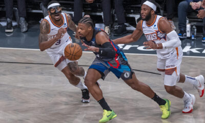 Fotografía de archivo, tomada el 31/01/2024, del base estadounidense Dennis Smith Jr. (c), nuevo fichaje del Real Madrid, durante un partido de la NBA entre Brooklyn Nets y Phoenix Suns. EFE/Archivo/Ángel Colmenares