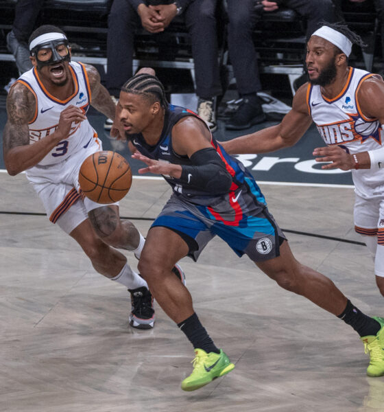 Fotografía de archivo, tomada el 31/01/2024, del base estadounidense Dennis Smith Jr. (c), nuevo fichaje del Real Madrid, durante un partido de la NBA entre Brooklyn Nets y Phoenix Suns. EFE/Archivo/Ángel Colmenares