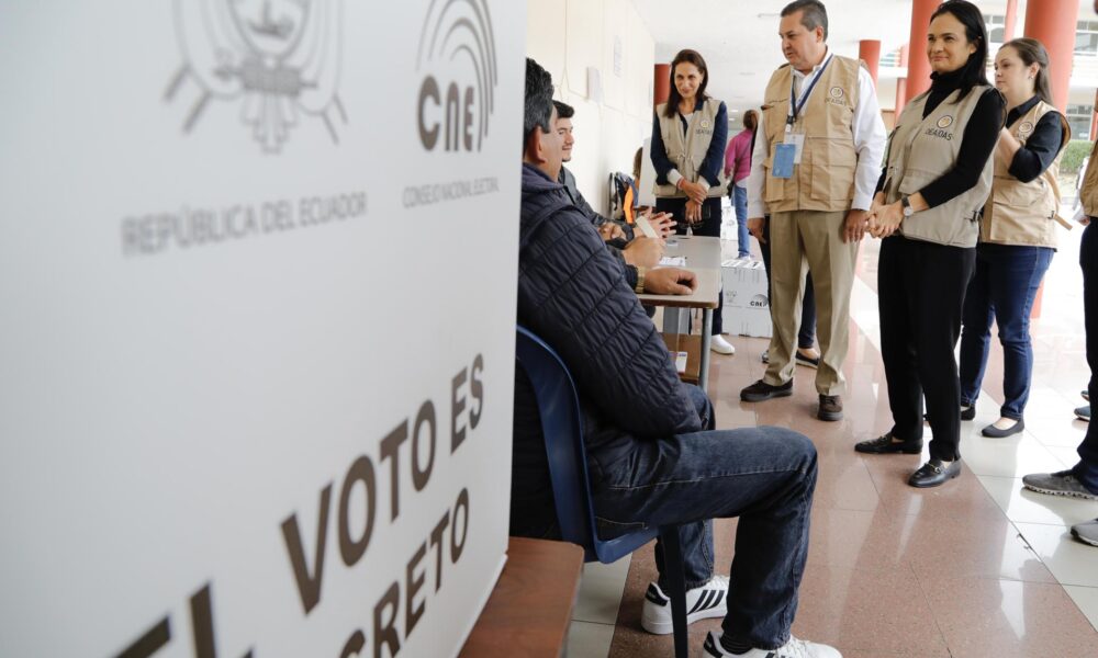 Fotografía de archivo del 15 de octubre de 2023 de Isabel de Saint Malo (d), jefa de la misión de observación de la OEA en Ecuador, mientras recorre el colegio San Gabriel durante las elecciones, en Quito (Ecuador).EFE/Santiago Fernández