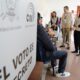 Fotografía de archivo del 15 de octubre de 2023 de Isabel de Saint Malo (d), jefa de la misión de observación de la OEA en Ecuador, mientras recorre el colegio San Gabriel durante las elecciones, en Quito (Ecuador).EFE/Santiago Fernández