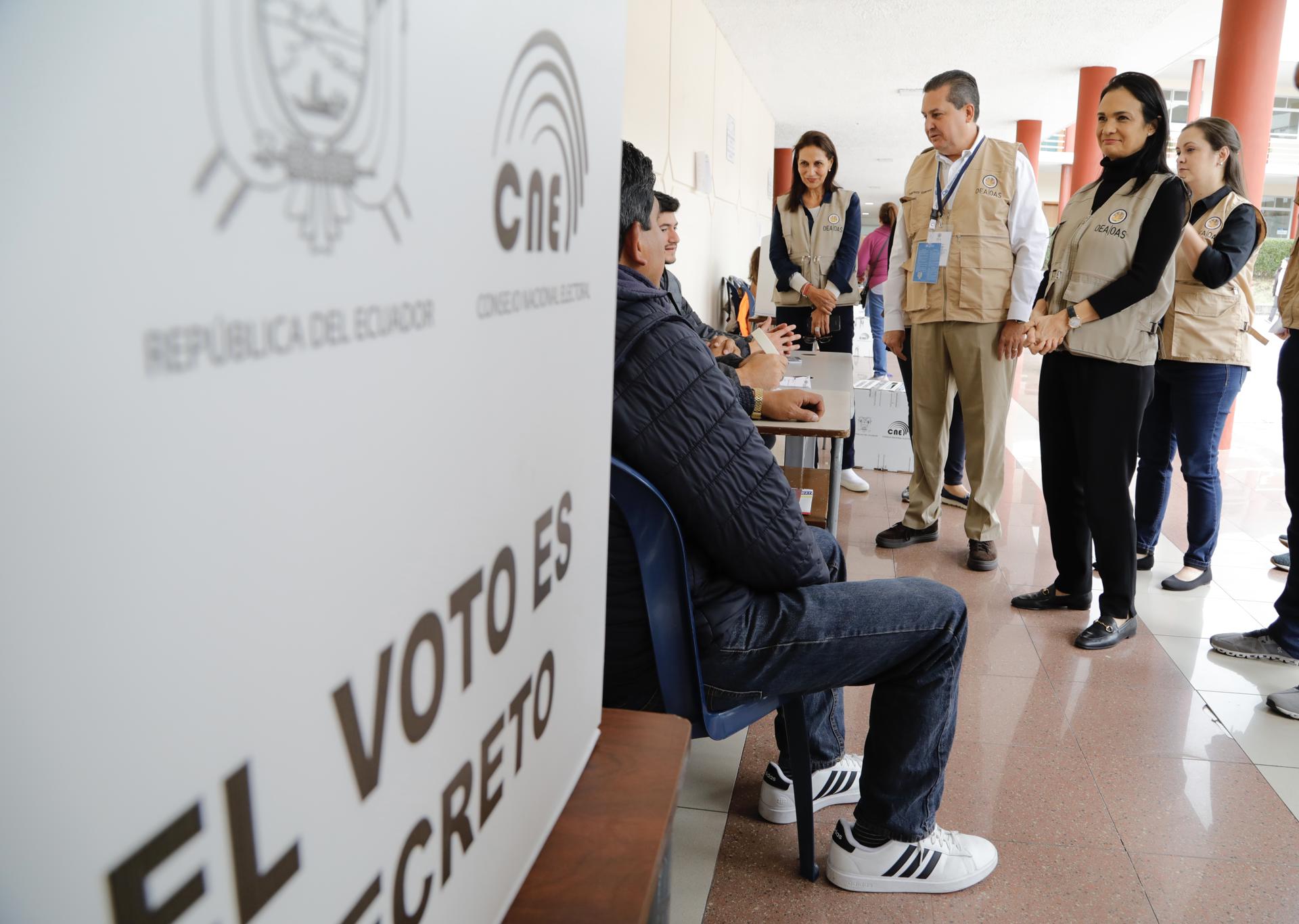 Fotografía de archivo del 15 de octubre de 2023 de Isabel de Saint Malo (d), jefa de la misión de observación de la OEA en Ecuador, mientras recorre el colegio San Gabriel durante las elecciones, en Quito (Ecuador).EFE/Santiago Fernández