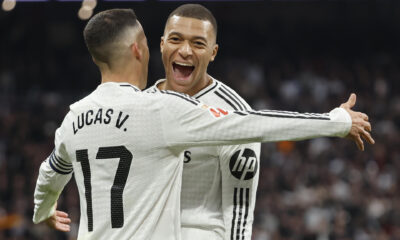 El delantero francés del Real Madrid Kylian Mbappé celebra con Lucas Vázquez tras anotar su segundo gol, el tercero del equipo, este domingo, durante un partido de la jornada 20 de LaLiga EA Sports, entre el Real Madrid y el UD Las Palmas, en el Estadio Santiago Bernabéu de Madrid. EFE/ Sergio Perez