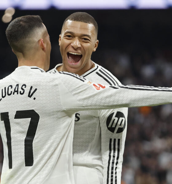 El delantero francés del Real Madrid Kylian Mbappé celebra con Lucas Vázquez tras anotar su segundo gol, el tercero del equipo, este domingo, durante un partido de la jornada 20 de LaLiga EA Sports, entre el Real Madrid y el UD Las Palmas, en el Estadio Santiago Bernabéu de Madrid. EFE/ Sergio Perez