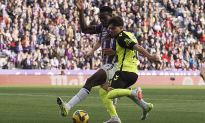 El defensa sierraleonés del Valladolid, Juma Bah (i), pelea un balón en una imagen de archivo. EFE/R. GARCÍA