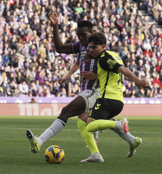 El defensa sierraleonés del Valladolid, Juma Bah (i), pelea un balón en una imagen de archivo. EFE/R. GARCÍA