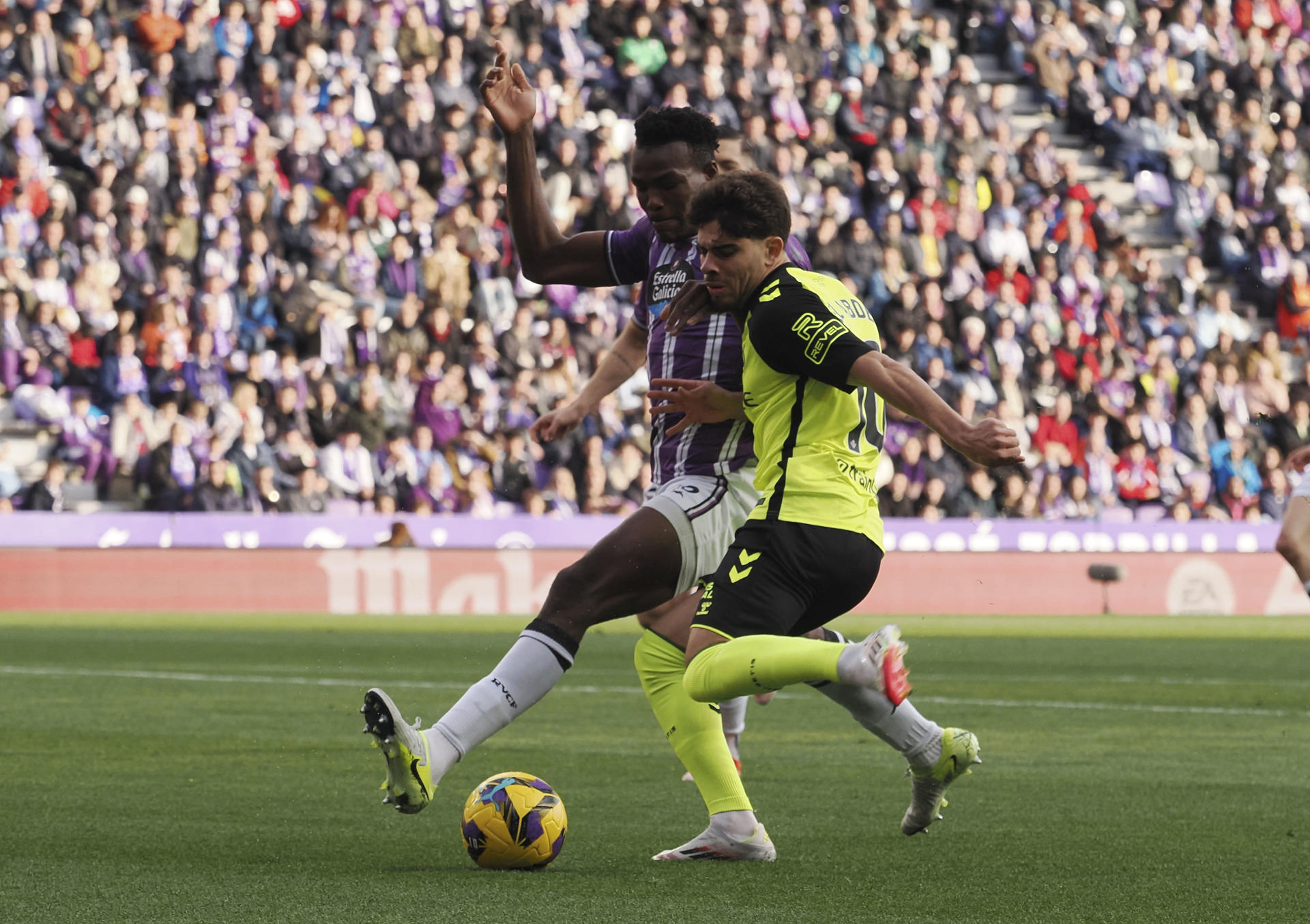 El defensa sierraleonés del Valladolid, Juma Bah (i), pelea un balón en una imagen de archivo. EFE/R. GARCÍA