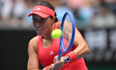 La séptima favorita del Abierto de Australia, la estadounidense Jessica Pegula, ganó este miércoles, por primera vez en su carrera, a la belga Elise Mertens (6-4 y 6-2) y se situó en la tercera ronda del Abierto de Australia. EFE/EPA/LUKAS COCH