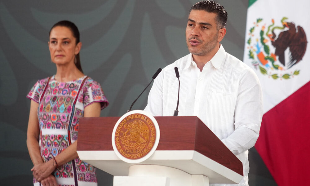 El secretario de Seguridad y Protección Ciudadana de México, Omar García Harfuch, habla durante una rueda de prensa de la presidenta de México Claudia Sheinbaum este viernes, en Acapulco estado de Guerrero (México). EFE/ David Guzmán.