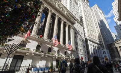 Varias personas caminan frente al edificio de la Bolsa de Valores de Nueva York, este martes en Nueva York (Estados Unidos). EFE/ Angel Colmenares