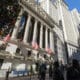 Varias personas caminan frente al edificio de la Bolsa de Valores de Nueva York, este martes en Nueva York (Estados Unidos). EFE/ Angel Colmenares