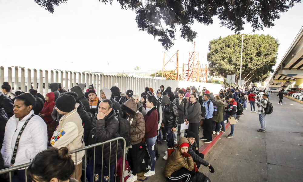 Migrantes permanecen varados ayer lunes, en el puerto fronterizo de El Chaparral, en Tijuana (México). EFE/ Joebeth Terríquez