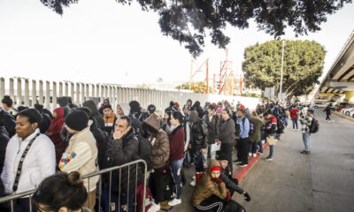 Migrantes permanecen varados ayer lunes, en el puerto fronterizo de El Chaparral, en Tijuana (México). EFE/ Joebeth Terríquez