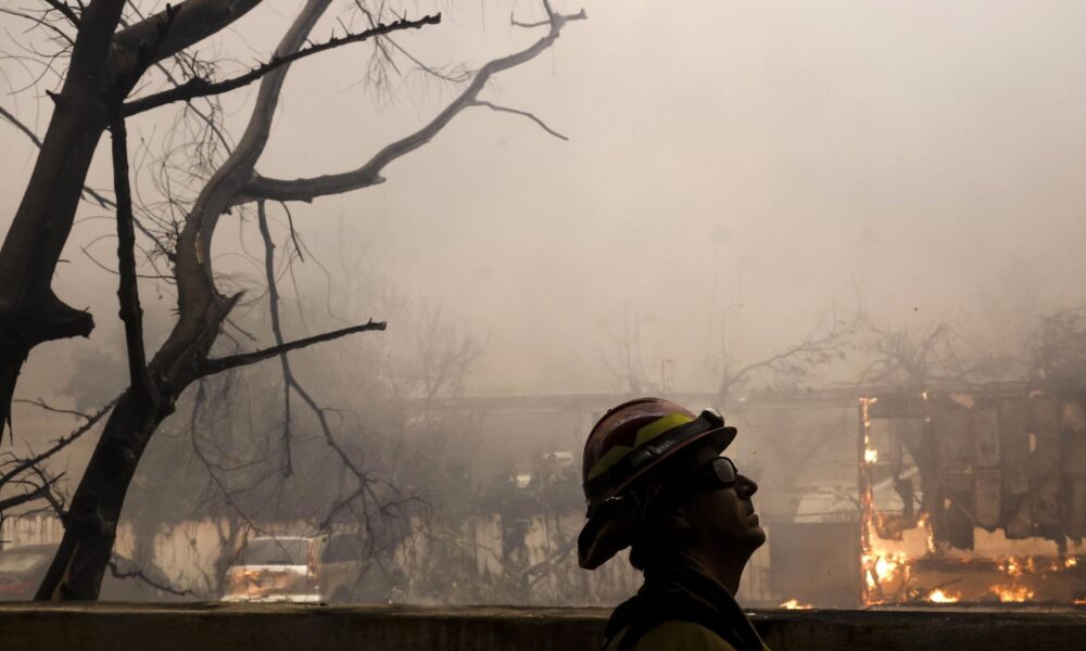 Un bombero del condado de Los Ángeles observa un incendio forestal en Altadena, California (EE.UU.). EFE/CAROLINE BREHMAN