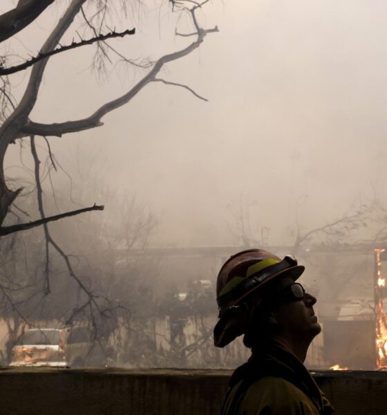 Un bombero del condado de Los Ángeles observa un incendio forestal en Altadena, California (EE.UU.). EFE/CAROLINE BREHMAN