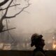 Un bombero del condado de Los Ángeles observa un incendio forestal en Altadena, California (EE.UU.). EFE/CAROLINE BREHMAN