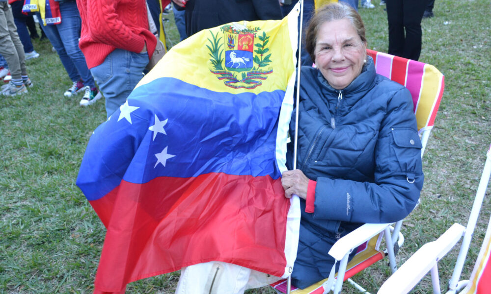 Una ciudadana venezolana asiste a una manifestación este jueves, en Doral (Estados Unidos). EFE/ Antoni Belchi