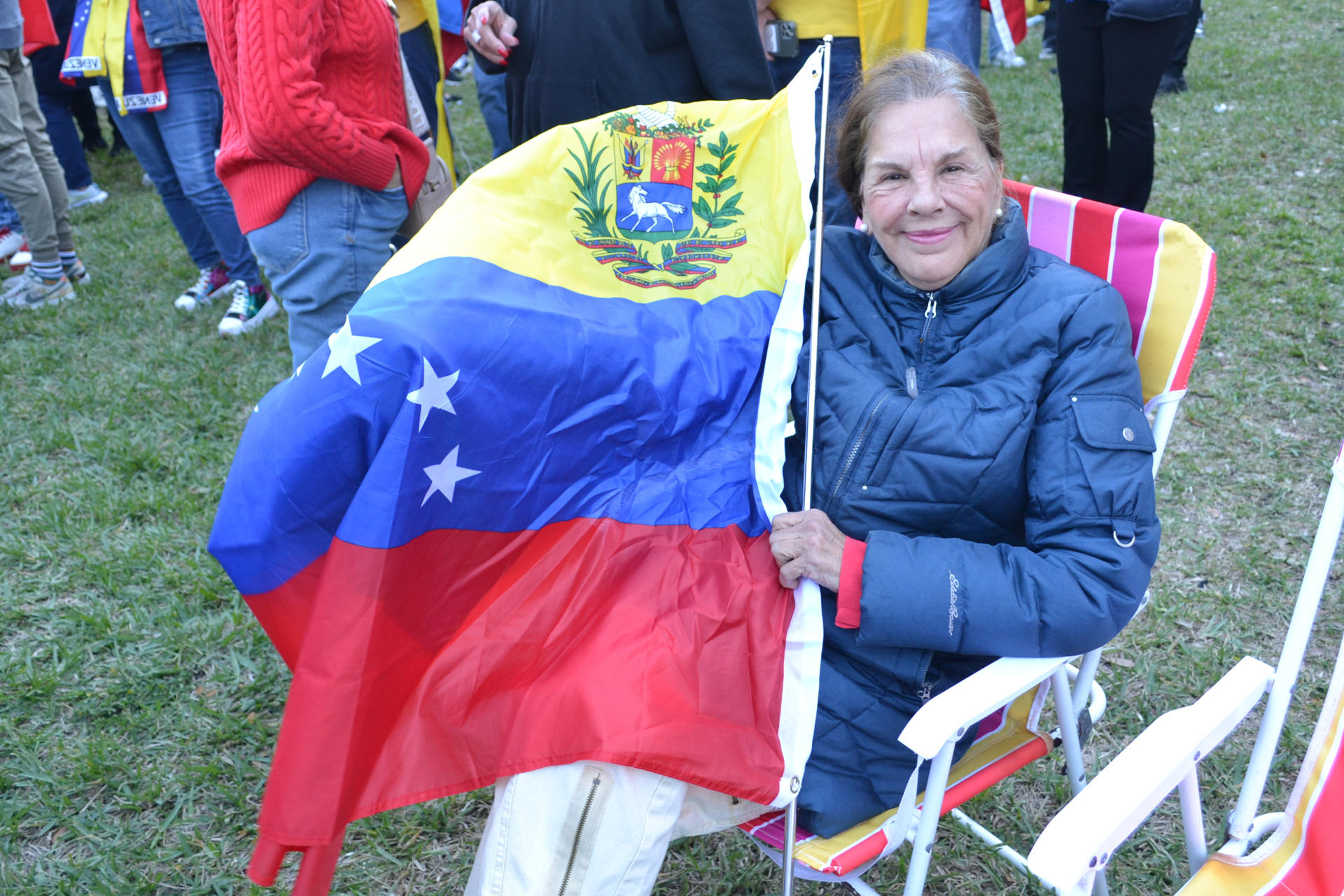 Una ciudadana venezolana asiste a una manifestación este jueves, en Doral (Estados Unidos). EFE/ Antoni Belchi