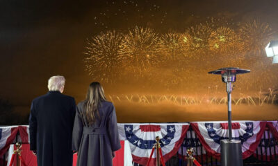 Fotografía tomada de una publicación en la cuenta oficial de la red social X de Margo Martin, que fue subdirectora de Comunicaciones durante la campaña electoral, donde aparece el presidente electo de Estados Unidos, Donald Trump, y la futura primera dama, Melania Trump, celebrando el regreso al poder con un espectáculo de fuegos artificiales en Virginia, a las afueras de Washington (Estados Unidos). EFE/ Cuenta De X De Margo Martin