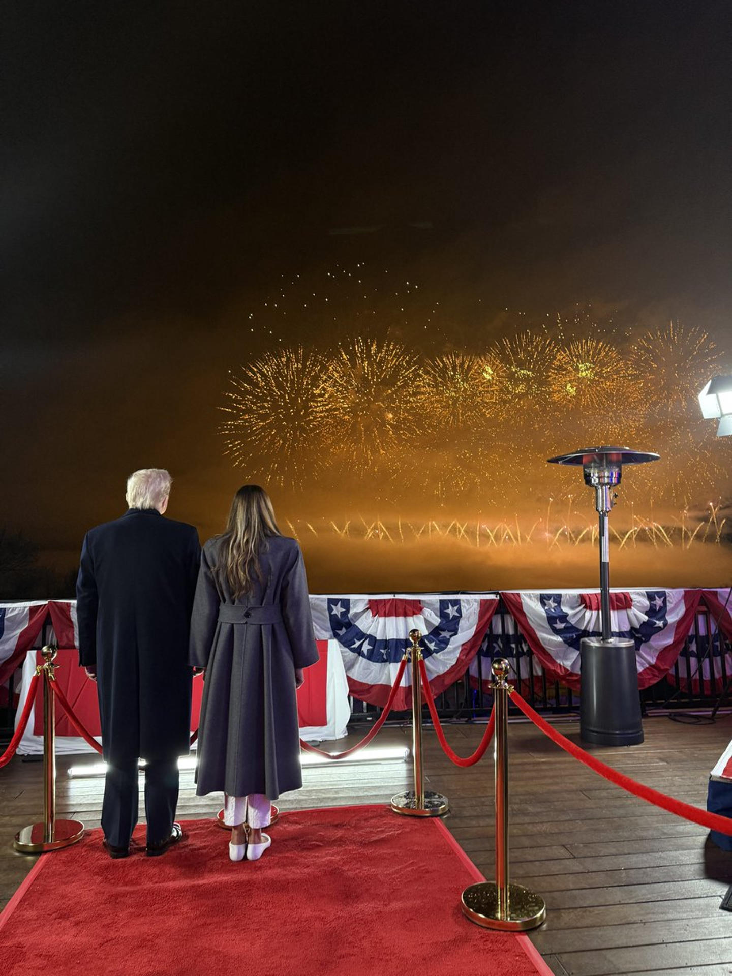 Fotografía tomada de una publicación en la cuenta oficial de la red social X de Margo Martin, que fue subdirectora de Comunicaciones durante la campaña electoral, donde aparece el presidente electo de Estados Unidos, Donald Trump, y la futura primera dama, Melania Trump, celebrando el regreso al poder con un espectáculo de fuegos artificiales en Virginia, a las afueras de Washington (Estados Unidos). EFE/ Cuenta De X De Margo Martin