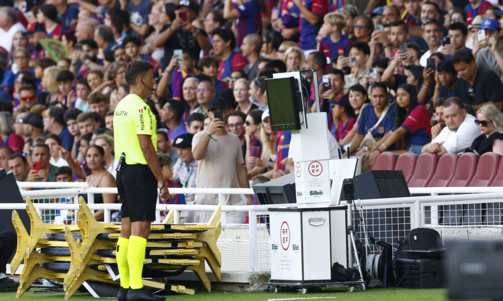 El árbitro Gil Manzano consulta el VAR durante un partido de LaLiga EA Sports. EFE/Quique García