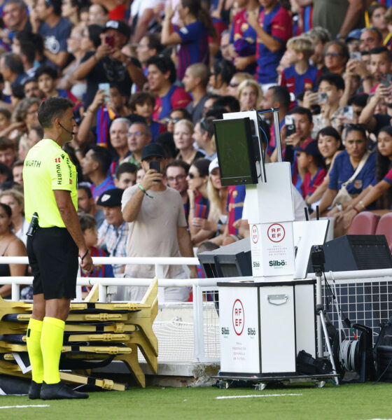 El árbitro Gil Manzano consulta el VAR durante un partido de LaLiga EA Sports. EFE/Quique García