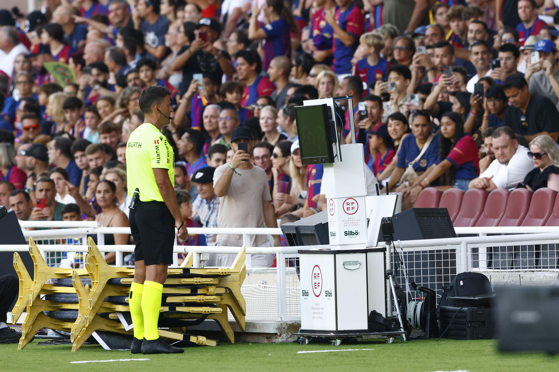 El árbitro Gil Manzano consulta el VAR durante un partido de LaLiga EA Sports. EFE/Quique García