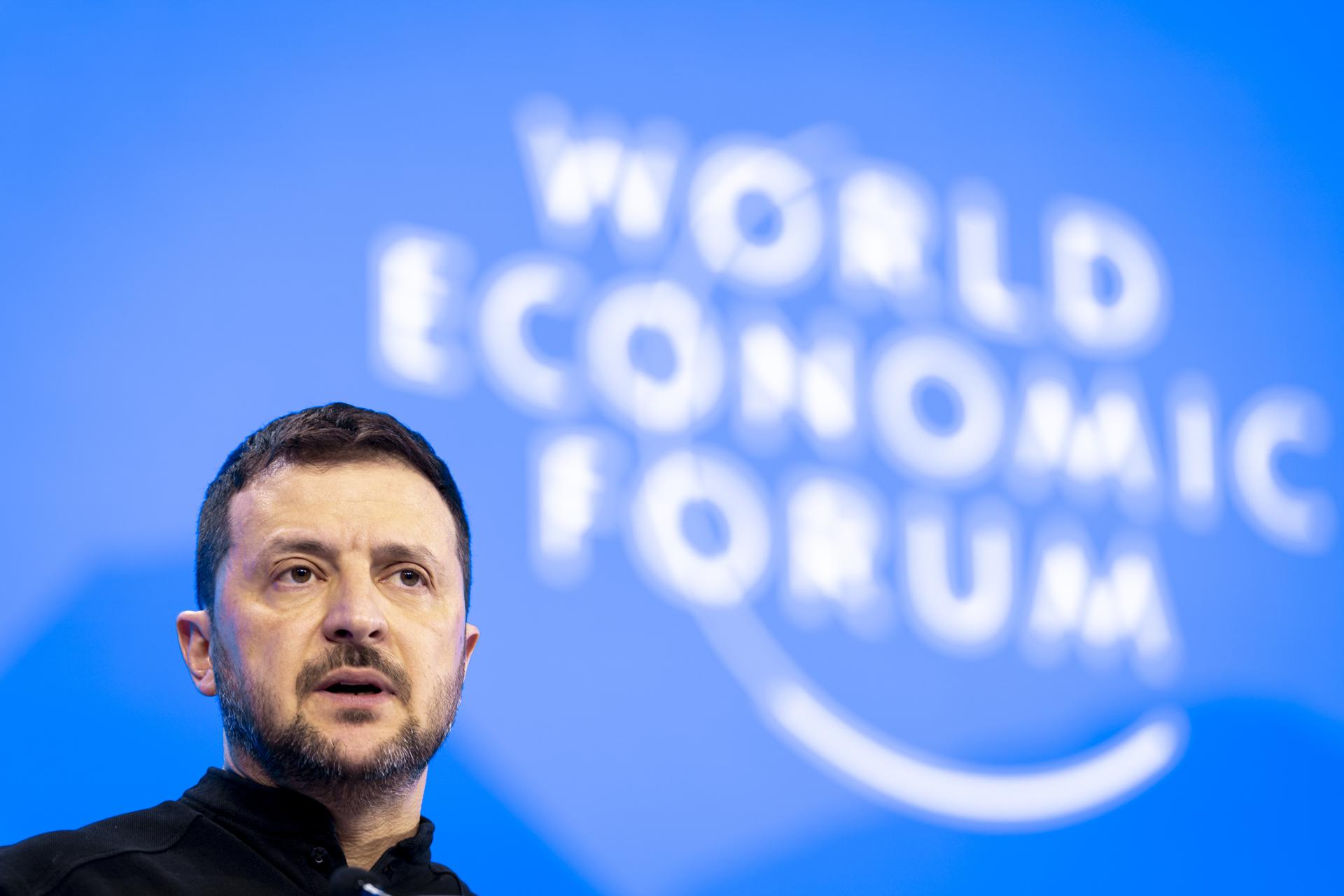 El presidente ucraniano Volodymyr Zelensky habla en una sesión plenaria durante la 55ª reunión anual del Foro Económico Mundial (WEF) en Davos, Suiza, el 21 de enero de 2025. La reunión anual del Foro Económico Mundial reúne a emprendedores, científicos y líderes empresariales y políticos en Davos del 20 al 24 de enero. (Zelenski, Suiza) EFE/EPA/MICHAEL BUHOLZER