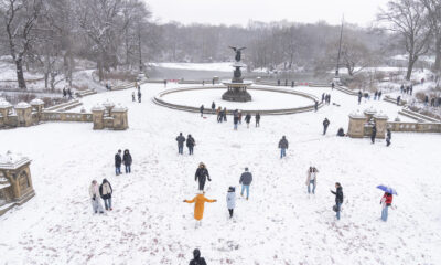 Personas caminan durante una nevada este lunes, en el Central Park de Nueva York (EE.UU.). EFE/ Ángel Colmenares