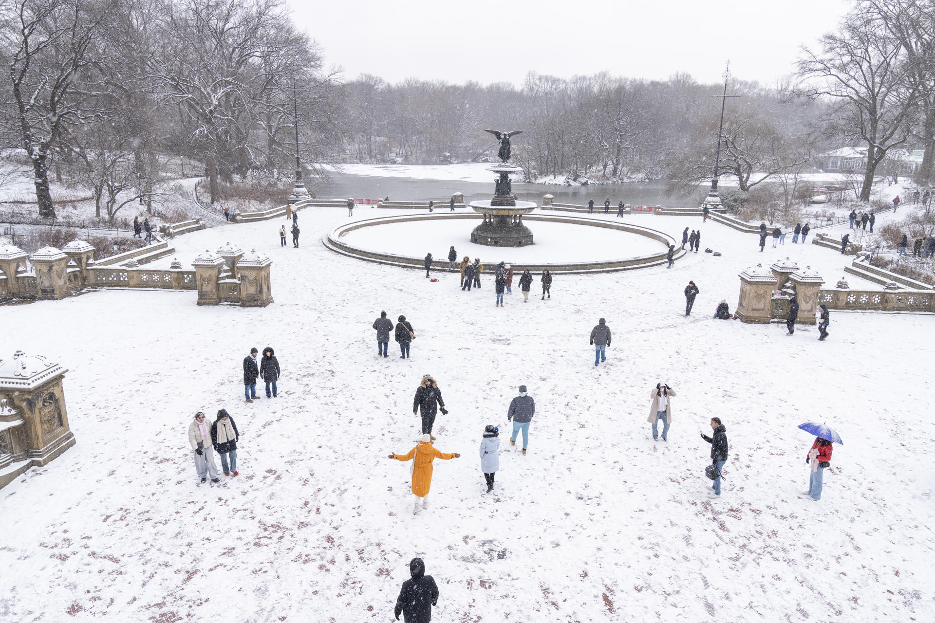 Personas caminan durante una nevada este lunes, en el Central Park de Nueva York (EE.UU.). EFE/ Ángel Colmenares