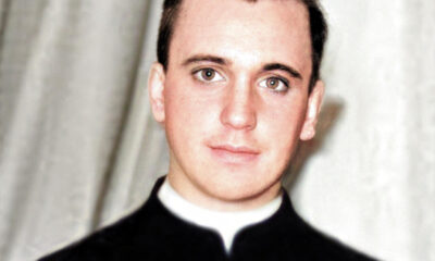 El papa Francisco, Jorge Mario Bergoglio, en una fotografía (que ha sido coloreada) tomada cerca de 1959 y que forma parte de uan autobiografía que se publica este martes en Italia, llamada "Esperanza" (Plaza & Janés), escrita durante más de 6 años con el periodista italiano Carlo Musso y que se lanzará posteriormente en más de 80 países. La biografía estaba destinada a publicarse después de la muerte del pontífice, pero finalmente se decidió hacerlo con ocasión del Jubileo que se celebra este año. EFE/Mondadori Portfolio/Archivio GBB/ SOLO USO EDITORIAL/SOLO DISPONIBLE PARA ILUSTRAR LA NOTICIA QUE ACOMPAÑA (CRÉDITO OBLIGATORIO)