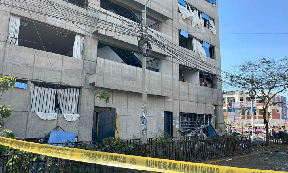 Fotografía donde se observa la sede de la Fiscalía afectada por la detonación de un explosivo este lunes, en la ciudad de Trujillo (Perú). EFE/STR