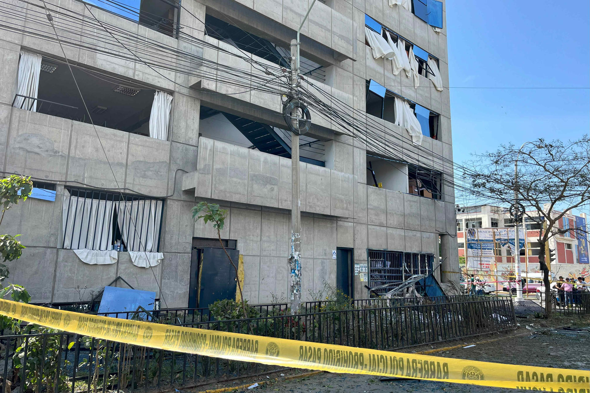 Fotografía donde se observa la sede de la Fiscalía afectada por la detonación de un explosivo este lunes, en la ciudad de Trujillo (Perú). EFE/STR