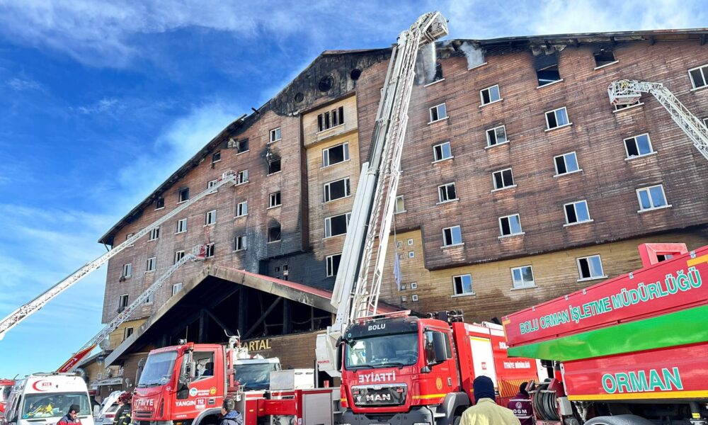 Una foto proporcionada por el Departamento de Bomberos del Municipio de Sakarya muestra a los bomberos trabajando en el lugar del incendio que estalló en un hotel en el Complejo Esquí Kartalkaya en Bolu, Turquía, el 21 de enero de 2025. Según el Ministro del Interior turco, Ali Yerlikaya, al menos diez personas murieron y 32 resultaron heridas en el incendio del hotel. Turquía EFE/EPA/DEPARTAMENTO DE INCENDIOS DE SAKARYA BOLETÍN DE PRENSA USO EDITORIAL SOLAMENTE/SIN VENTAS