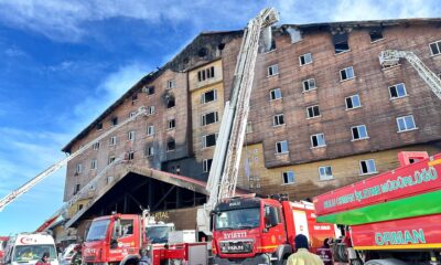 Una foto proporcionada por el Departamento de Bomberos del Municipio de Sakarya muestra a los bomberos trabajando en el lugar del incendio que estalló en un hotel en el Complejo Esquí Kartalkaya en Bolu, Turquía, el 21 de enero de 2025. Según el Ministro del Interior turco, Ali Yerlikaya, al menos diez personas murieron y 32 resultaron heridas en el incendio del hotel. Turquía EFE/EPA/DEPARTAMENTO DE INCENDIOS DE SAKARYA BOLETÍN DE PRENSA USO EDITORIAL SOLAMENTE/SIN VENTAS