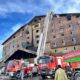 Una foto proporcionada por el Departamento de Bomberos del Municipio de Sakarya muestra a los bomberos trabajando en el lugar del incendio que estalló en un hotel en el Complejo Esquí Kartalkaya en Bolu, Turquía, el 21 de enero de 2025. Según el Ministro del Interior turco, Ali Yerlikaya, al menos diez personas murieron y 32 resultaron heridas en el incendio del hotel. Turquía EFE/EPA/DEPARTAMENTO DE INCENDIOS DE SAKARYA BOLETÍN DE PRENSA USO EDITORIAL SOLAMENTE/SIN VENTAS