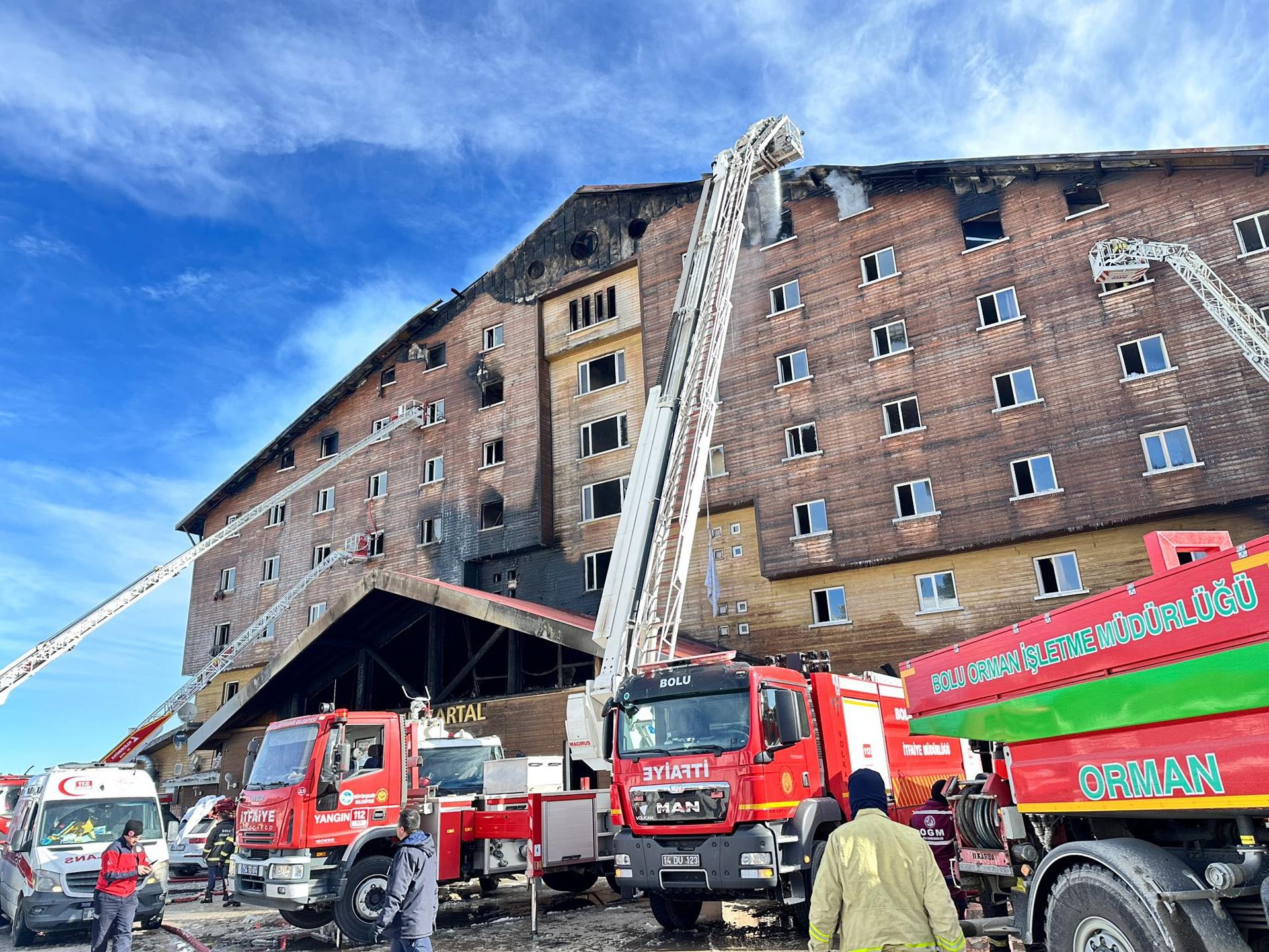 Una foto proporcionada por el Departamento de Bomberos del Municipio de Sakarya muestra a los bomberos trabajando en el lugar del incendio que estalló en un hotel en el Complejo Esquí Kartalkaya en Bolu, Turquía, el 21 de enero de 2025. Según el Ministro del Interior turco, Ali Yerlikaya, al menos diez personas murieron y 32 resultaron heridas en el incendio del hotel. Turquía EFE/EPA/DEPARTAMENTO DE INCENDIOS DE SAKARYA BOLETÍN DE PRENSA USO EDITORIAL SOLAMENTE/SIN VENTAS